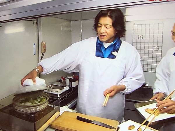 木村拓哉穿上妈妈围裙,亲手备料做菜。