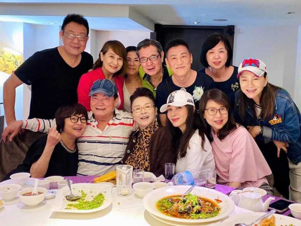 陈莎莉(前排中)与陈美凤等好友吃饭聚会,素颜模样意外曝光