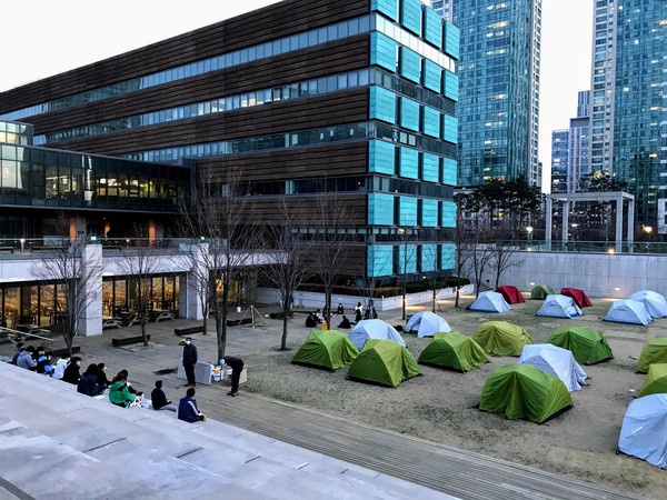 全智賢兒子就讀知名國際學校的幼稚園分部,上個月夫妻倆還陪小孩上課