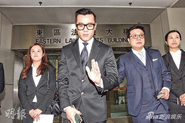 梁汉文昨天（3月23日）下午由律师团陪同下去法院应讯。