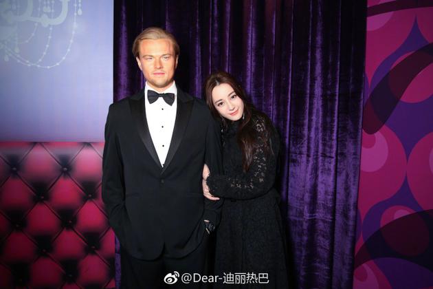 热巴与小李子蜡像合影