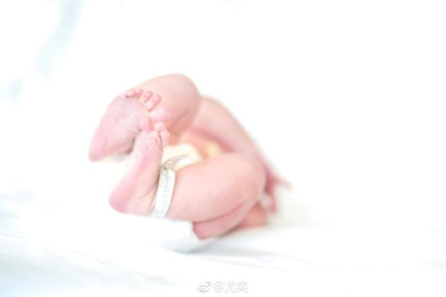 王智老公晒女儿脚丫宣布喜讯