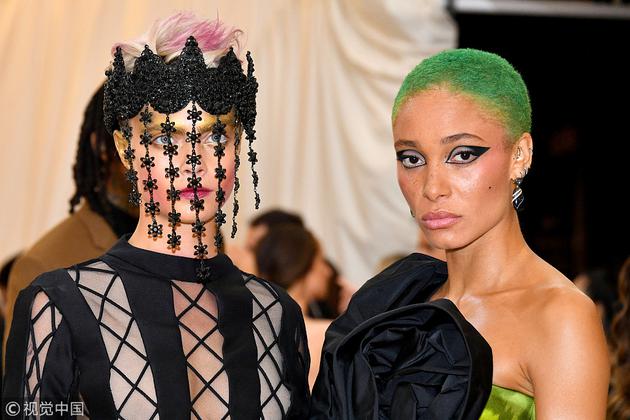 Cara Delevingne与Adwoa Aboah