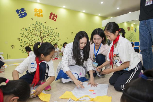 郑秀晶到访昆明  参加公益为青少年梦想加油