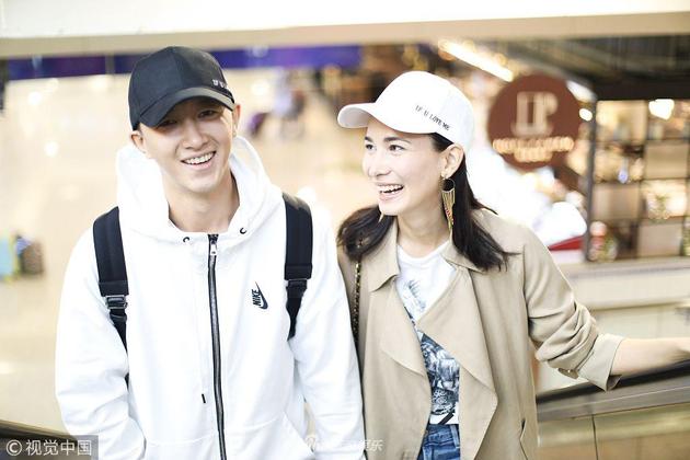 网友偶遇韩庚卢靖姗买菜 戴黑白情侣帽甜度满分