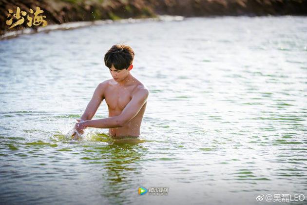 吴磊半裸上身水中拍戏胸肌明显