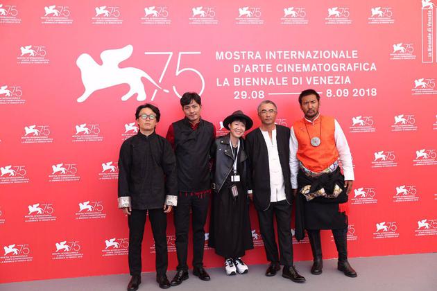 彭绮华（中）与《撞死了一只羊》主创在威尼斯，最左是摄影师吕松野（摄影：宫德辉）