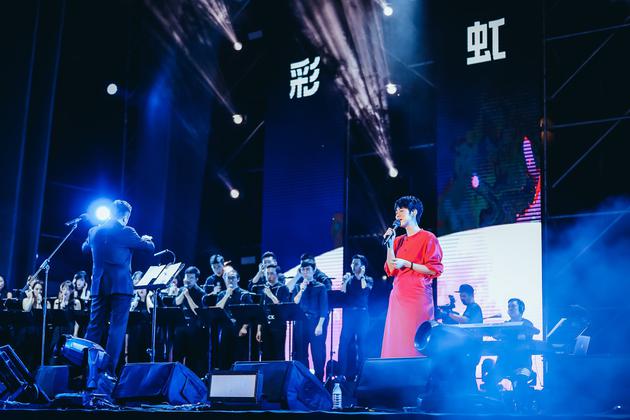 上海简单生活节开幕 郑秀文热狗等热力开唱