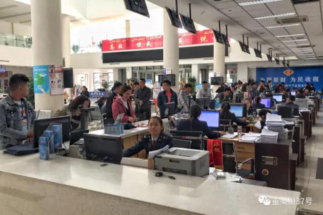 10月14日，市民在霍尔果斯税务部门的服务台前办理业务。 新京报记者 彭子洋 摄