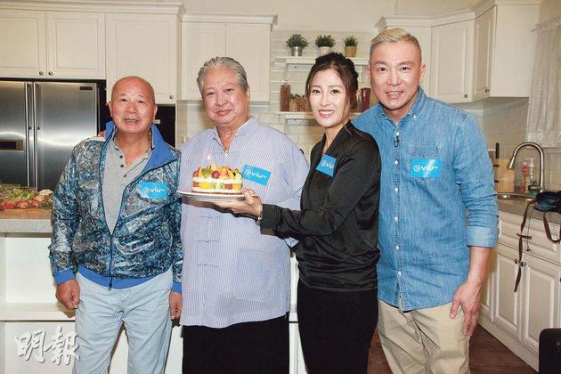 周家蔚(右二)捧着生日蛋糕,与刘家荣(左一)及刘永健(右一)父子一起为洪金宝(左二)贺寿。