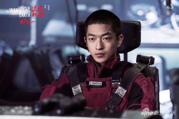 屈楚萧因在《流浪地球》中饰演吴京“刘培强”的儿子“刘启”而走红