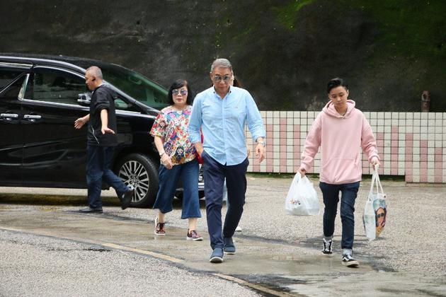 任达华第二次手术顺利完成 哥哥任达荣带家人探望