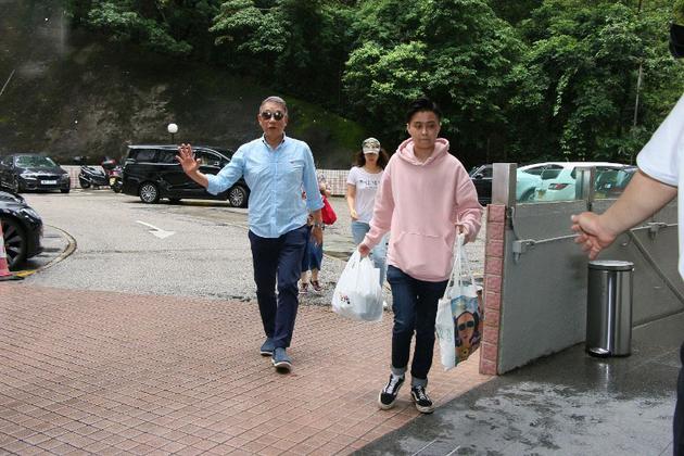 任达华第二次手术顺利完成 哥哥任达荣带家人探望