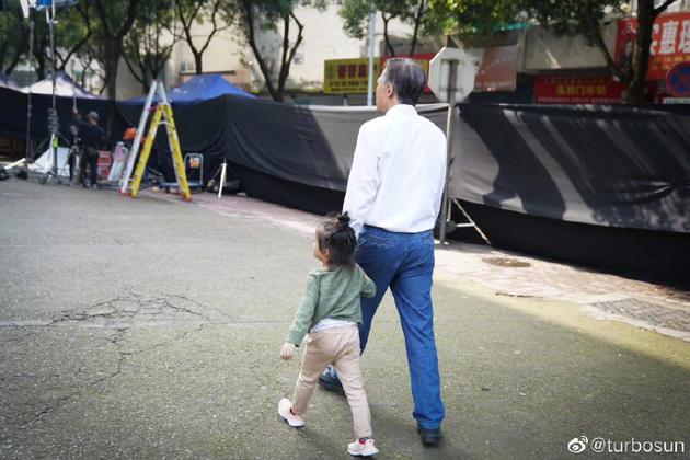 "老年"邓超与儿女合影 孙俪感慨他为人父后的蜕变