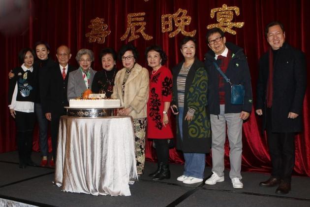 梁舜燕去年初的生日获不少圈中人为她庆祝，包括好友胡枫（右二）