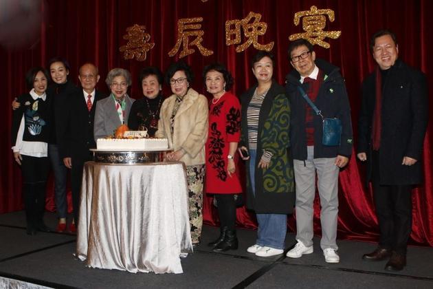 梁舜燕去年初的生日获不少圈中人为她庆祝,包括好友胡枫(右二)