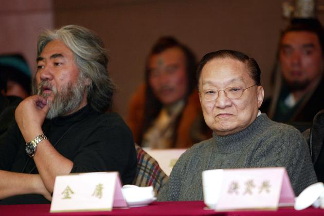 2005年，张纪中和金庸在浙江象山《神雕侠侣》剧组。