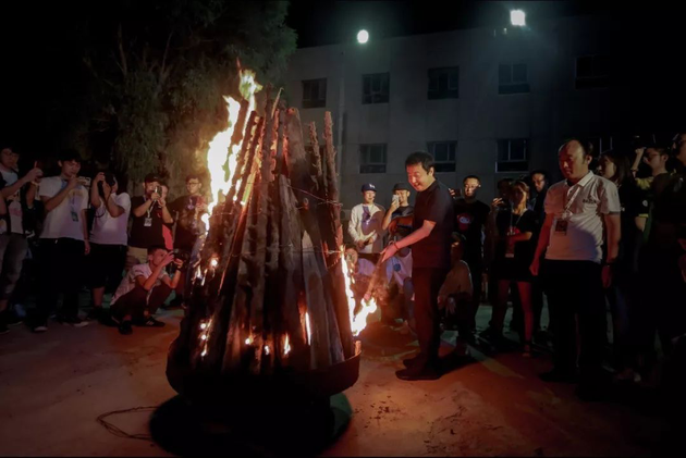 贾樟柯现身86358影人派对 点燃新生电影力量之火