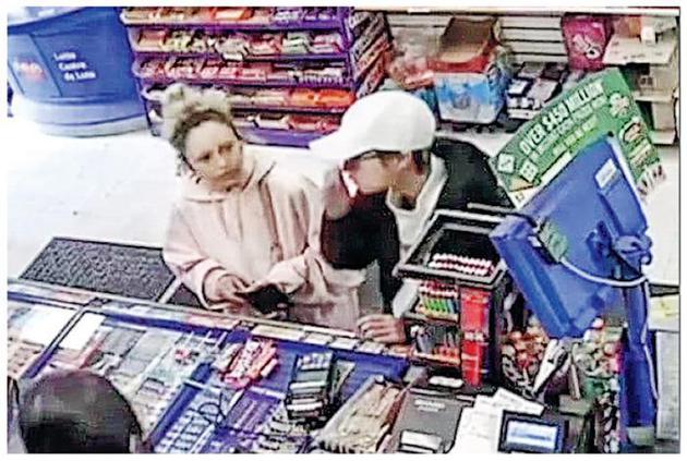 吴卓林（右）最近被发现在加拿大一间便利店现身，与女友Andi（左）买零食。