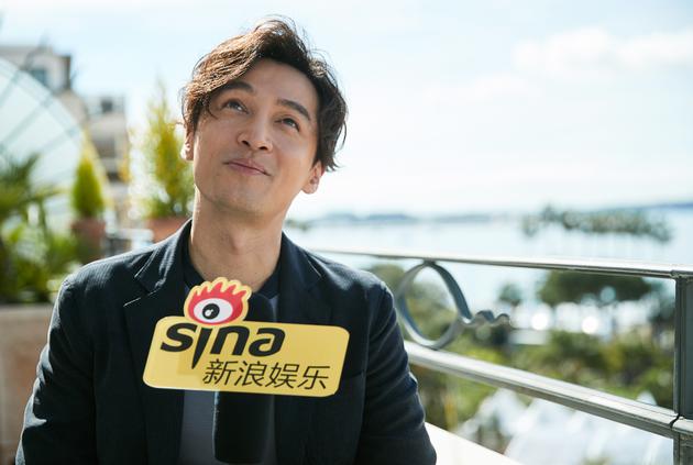 胡歌在戛纳接受新浪娱乐专访(图:宫德辉)
