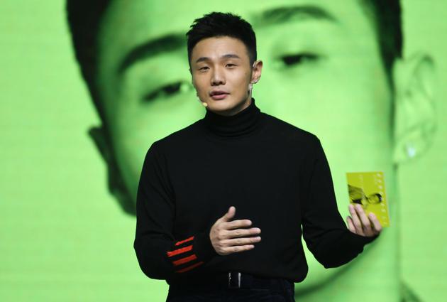李荣浩在巡演发布会上自己做起了主持,被粉丝夸赞“全能型选手”。