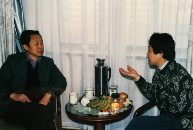 黃一鶴與我在招待所沏上茶,敞開心懷講故事。