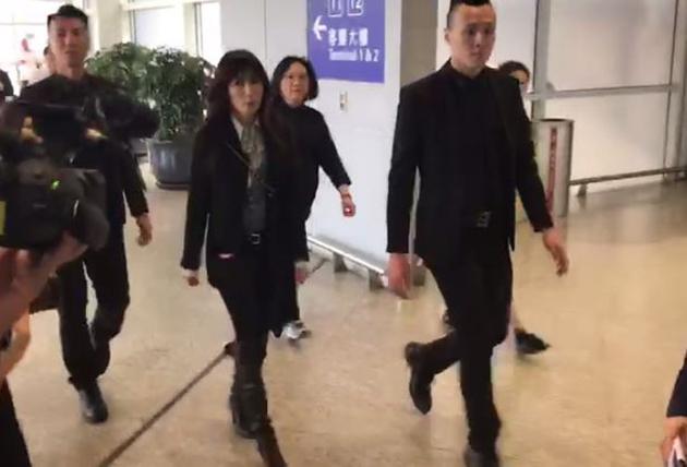 工藤静香陪女儿抵达香港，两人分开前行。