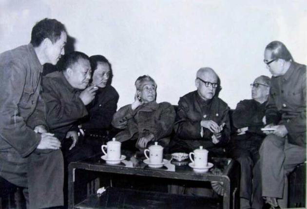 左起:蓝翎、李希凡、冯其庸、周汝昌、俞平伯、吴世昌、吴恩裕。