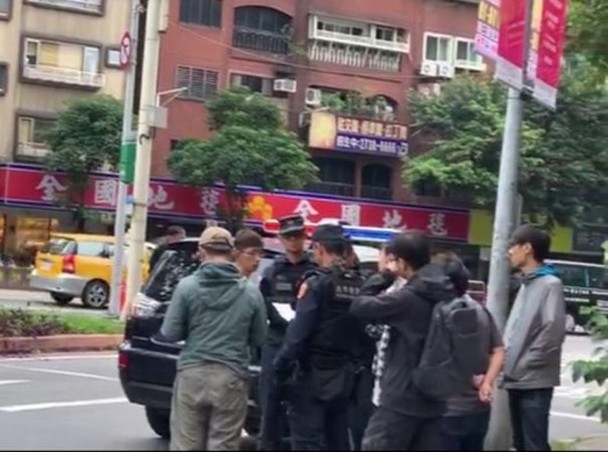 有台湾飞虎之称的“霹雳小组”接报到场，与剧组人员交涉。