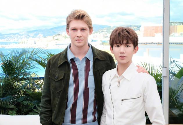 王源与霉霉男友乔·阿尔文(Joe Alwyn)同框