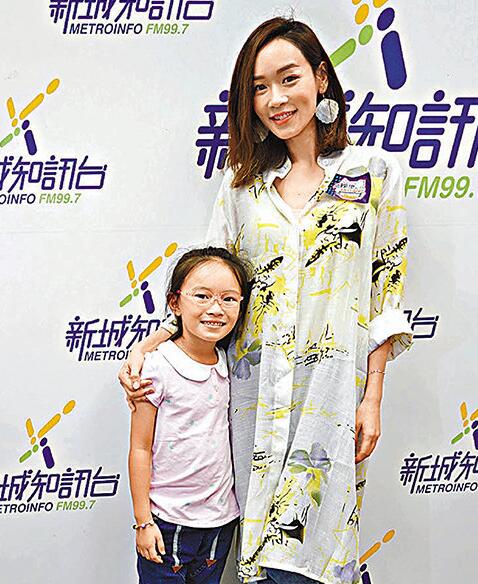 杨思琦带着女儿到电台受访。