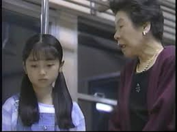 菅井琴曾与安达佑实合演《没有家的女孩》，扮演强迫她偷窃的恶婆婆。