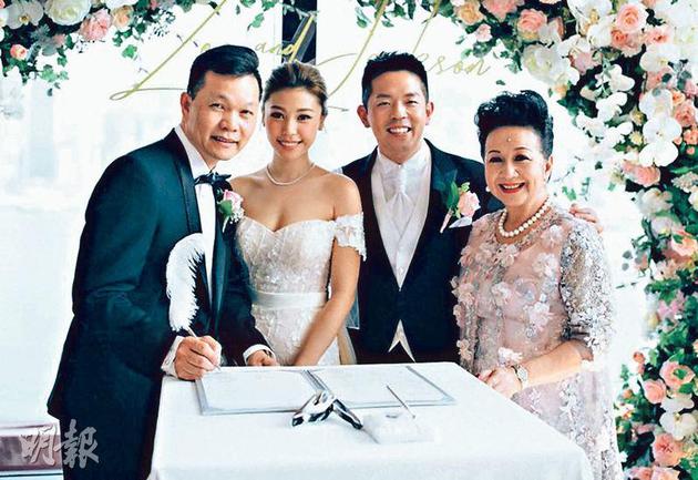 薛家燕(右)与亲家(左)见证石耀庭与陈素怡签字结为夫妇