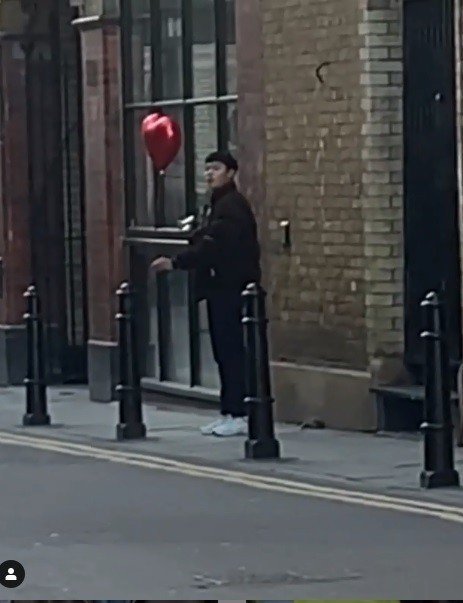 英国网红Snatchy常会在社交网站分享随机整人，他分享了短片，片中只见一名站在街边的亚洲男子看似在检查相机中的照片。