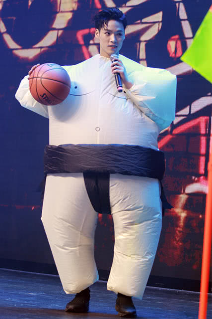 Jeffrey董又霖还与粉丝们一起打篮球。障碍运球接力赛里换装充气服，蠢萌模样逗笑众人。