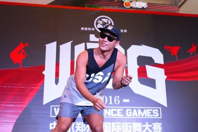 2016年,在中国郑州街舞大赛广州赛区上担任Hiphop裁判的亮亮(图片来自网络)