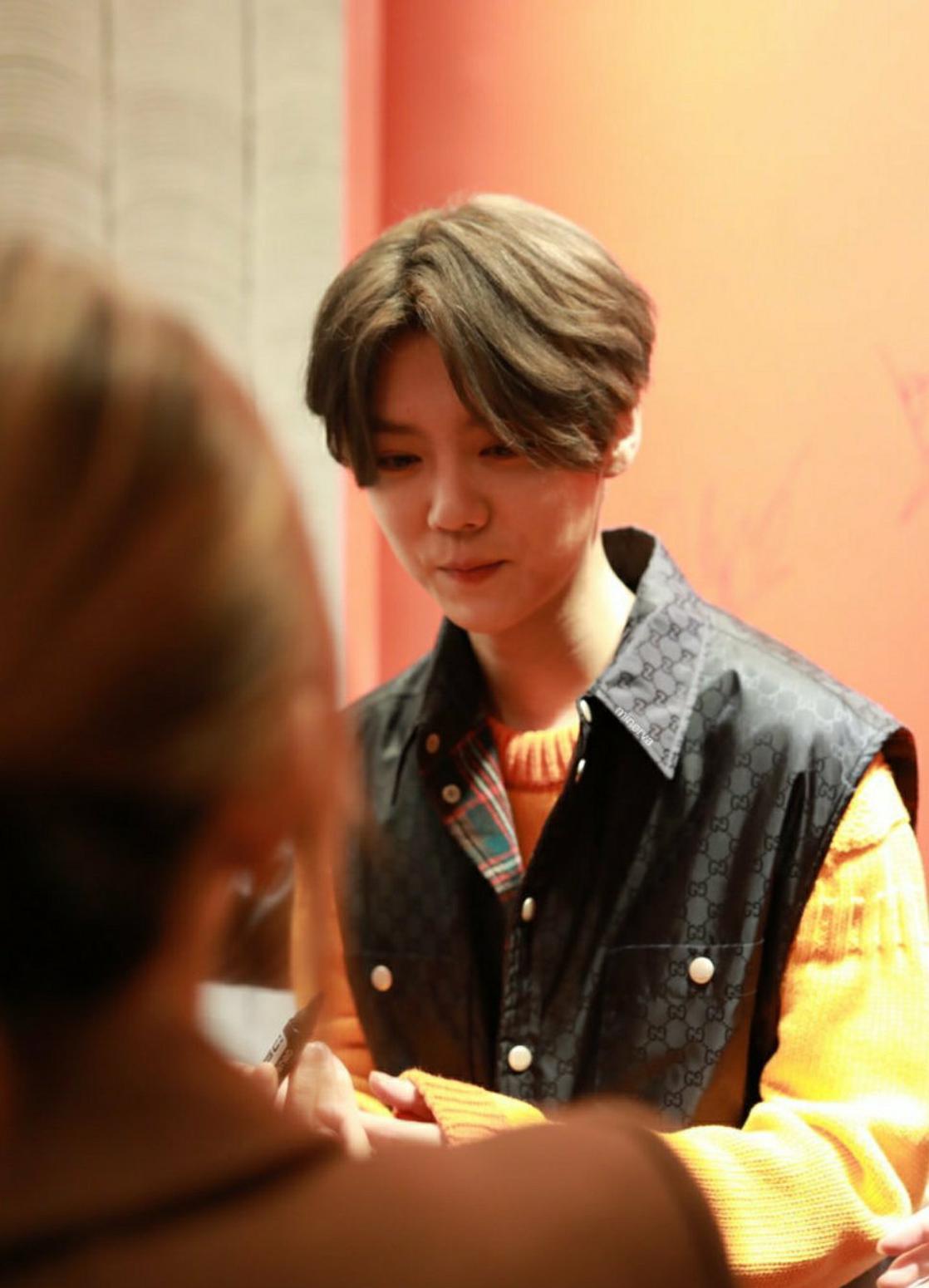 [奇趣网]持靓行凶！鹿晗活动生图曝光 超近距离下皮肤零瑕疵