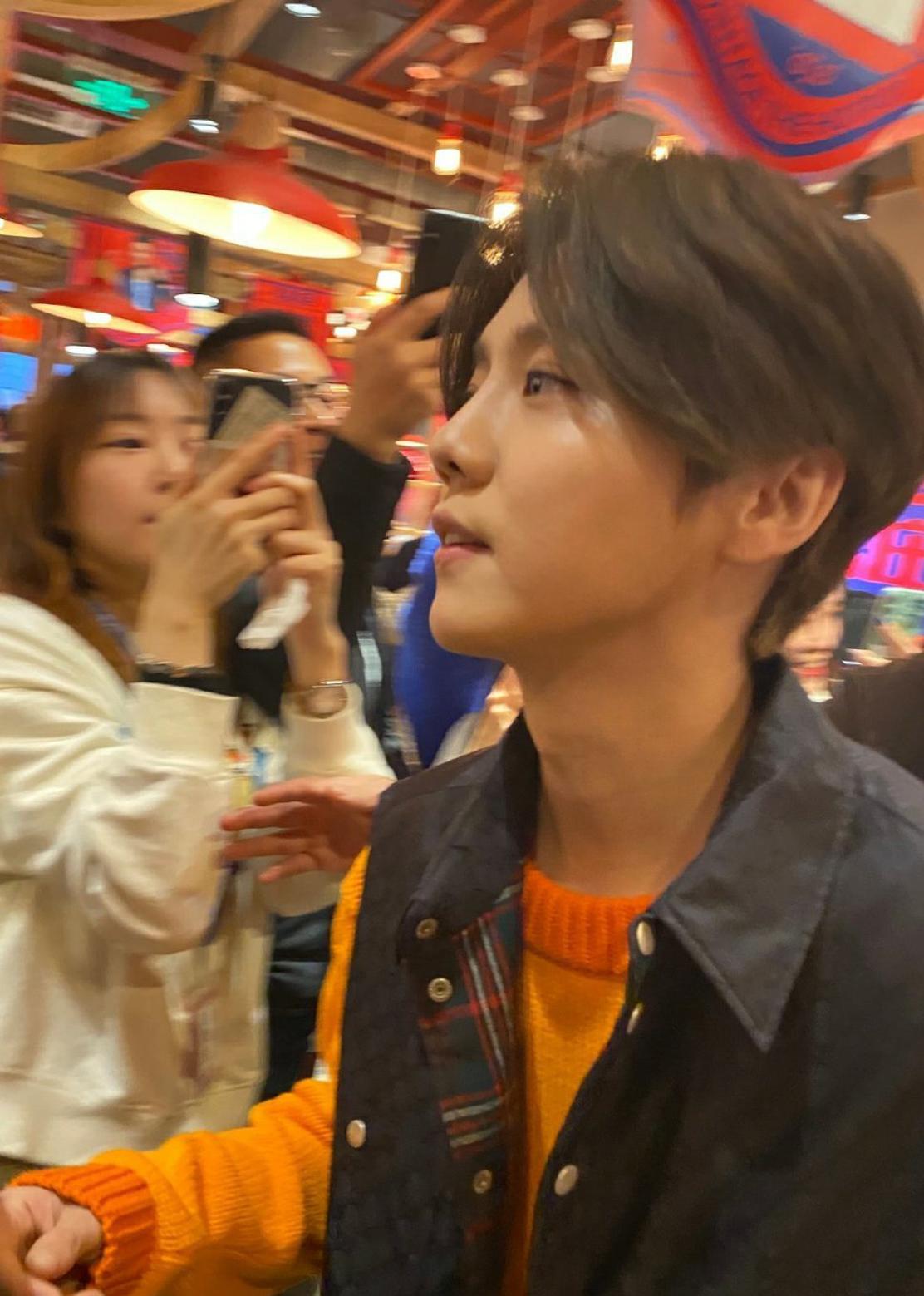 [奇趣网]持靓行凶！鹿晗活动生图曝光 超近距离下皮肤零瑕疵