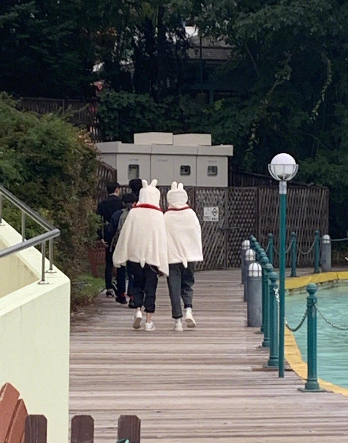 「奇趣网」吴亦凡与baby赵今麦披同款兔兔毛毯 东京游乐园录节目