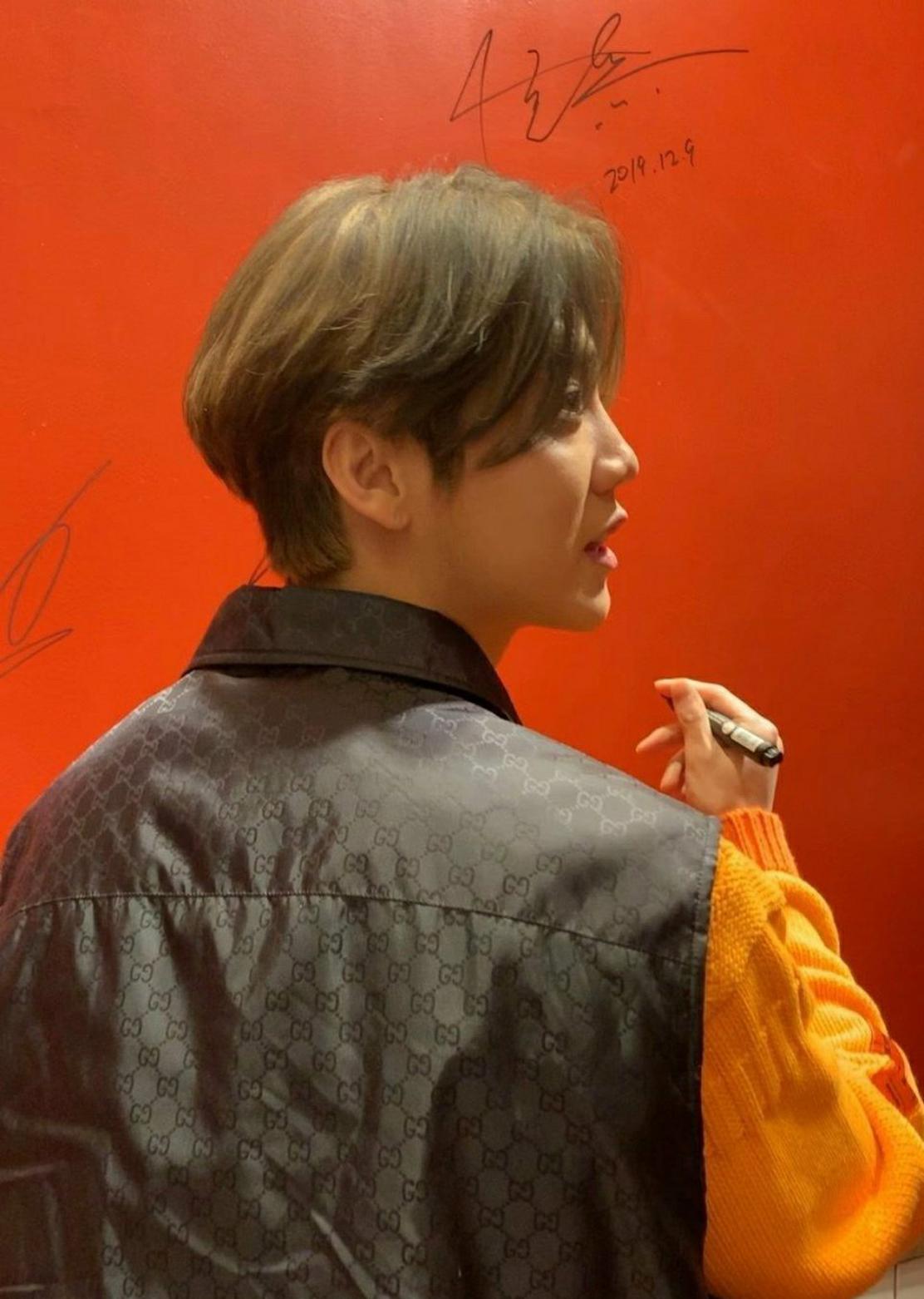 [奇趣网]持靓行凶！鹿晗活动生图曝光 超近距离下皮肤零瑕疵