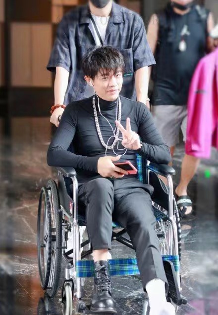 凤凰传奇曾毅打石膏坐轮椅被拍左腿受伤骨折多次