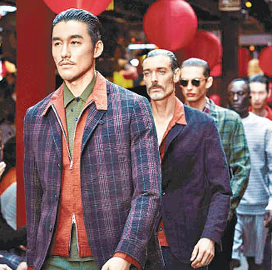 胡兵打头阵率领其他模特儿进场。