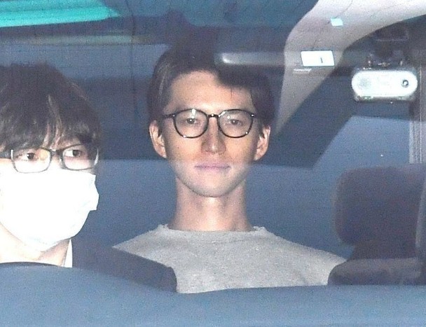 田口淳之介送檢時神情平穩輕松。