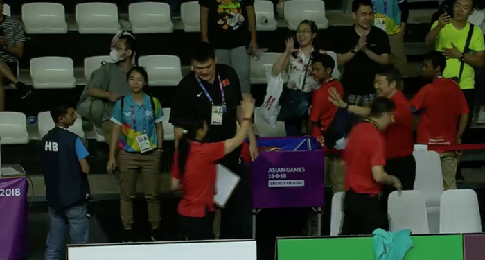 篮协主席姚明在亚运现场与女篮队员、教练一一击掌