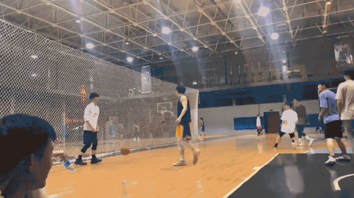 网友偶遇范丞丞王安宇打篮球