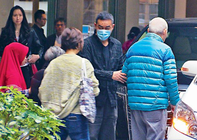 刘青云郭蔼明陪父母看医生