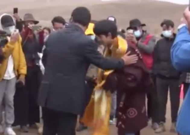 丁真珍珠得到了理塘县永远赛马王子奖