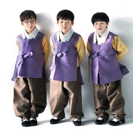 三胞胎于下周六(16日)踏入7岁,已到了上小学的年纪。