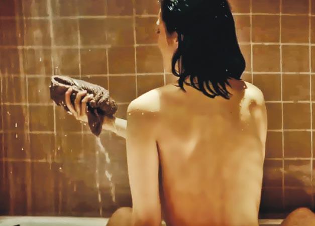 阿Sa在电影《非分熟女》中有背部全裸镜头。