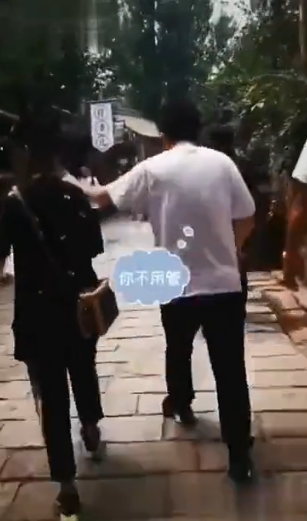 于谦挥手阻止保安“赶人” 亲切与粉丝聊天无星架